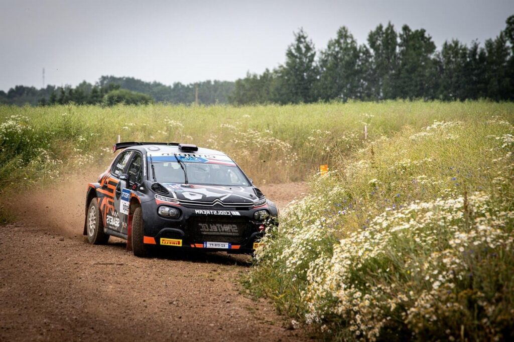 Ken block lucha por la victoria con el vehículo en llamas
